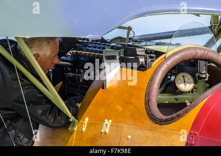 Pilot Rob Gauld-Galliers flog eine Reproduktion eines Albatros DVA WWI Flugzeug Flugzeug am Ersten Weltkrieg Flugplatz zu verstauen Maries, Essex, Großbritannien Stockfoto