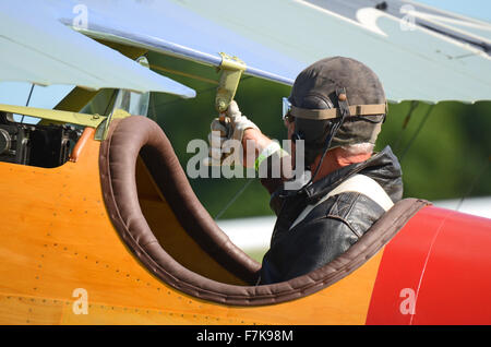 Pilot Rob Gauld-Galliers flog eine Reproduktion eines Albatros DVA WWI Flugzeug Flugzeug am Ersten Weltkrieg Flugplatz zu verstauen Maries, Essex, Großbritannien Stockfoto