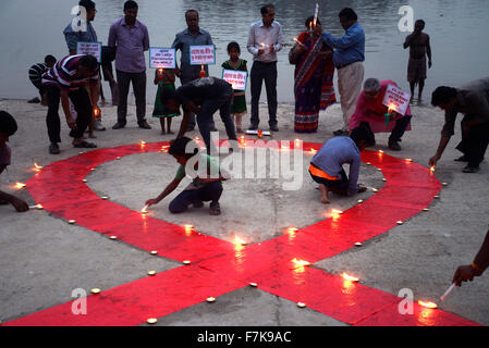 Kolkata, Indien. 1. Dezember 2015. Sozialaktivist beobachtet Welt-AIDS-Tag am Ufer des Ganges in Kalkutta. Welt-AIDS-Tag beobachten am 01. Dezember jedes Jahr über HIV/AIDS sensibilisieren. Um Bewusstsein Aktivist Licht erzeugen Ballons eine große rote Schleife und ein Gas tragenden Botschaft im Hinblick auf die Beseitigung der Stigmatisierung und Panik Diskriminierung zu HIV/AIDS. Bildnachweis: Saikat Paul/Pacific Press/Alamy Live-Nachrichten Stockfoto