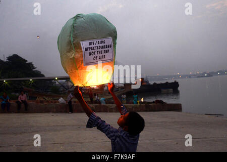 Kolkata, Indien. 1. Dezember 2015. Sozialaktivist beobachtet Welt-AIDS-Tag am Ufer des Ganges in Kalkutta. Welt-AIDS-Tag beobachten am 01. Dezember jedes Jahr über HIV/AIDS sensibilisieren. Um Bewusstsein Aktivist Licht erzeugen Ballons eine große rote Schleife und ein Gas tragenden Botschaft im Hinblick auf die Beseitigung der Stigmatisierung und Panik Diskriminierung zu HIV/AIDS. Bildnachweis: Saikat Paul/Pacific Press/Alamy Live-Nachrichten Stockfoto