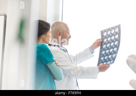 Arzt und Krankenschwester, die Überprüfung von Röntgenstrahlen in der Arztpraxis Stockfoto