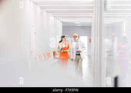 Arzt und Krankenschwester macht Runde im Krankenhausflur Stockfoto