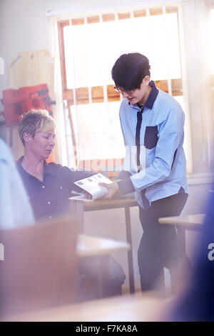 Schüler üben, was medizinische Schiene in Ausbildung Klasse Stockfoto