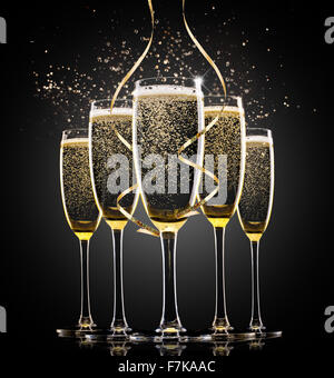 Gläser Champagner auf einem schwarzen Hintergrund. Stockfoto