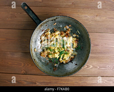 KasNocken - österreichische Spätzle mit Käse und karamellisierten Zwiebeln. Stockfoto