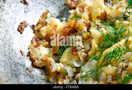 KasNocken - österreichische Spätzle mit Käse und karamellisierten Zwiebeln. Stockfoto