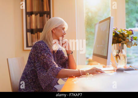 Ältere Frau am Computer im Büro zu Hause arbeiten Stockfoto