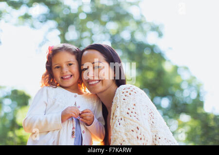 Portrait lächelnde Mutter und Tochter im Freien Stockfoto