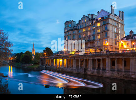 Bad Weir und Pulteney Bridge, Avon, Somerset, England, Vereinigtes Königreich Stockfoto