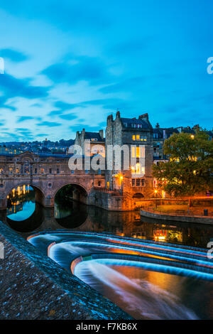 Bad Weir und Pulteney Bridge, Avon, Somerset, England, Vereinigtes Königreich Stockfoto