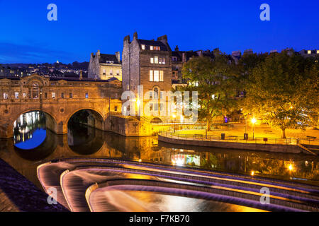 Bad Weir und Pulteney Bridge, Avon, Somerset, England, Vereinigtes Königreich Stockfoto