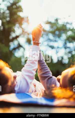 Mädchen legen Hand in Hand im park Stockfoto