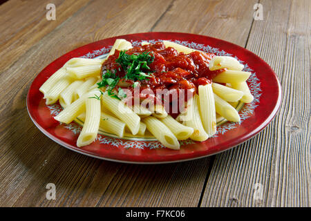 Penne-Nudeln mit Sauce Arrabiata.  pikanter Sauce für Teigwaren aus Knoblauch, Tomaten und roten Paprika in Olivenöl gekocht Stockfoto