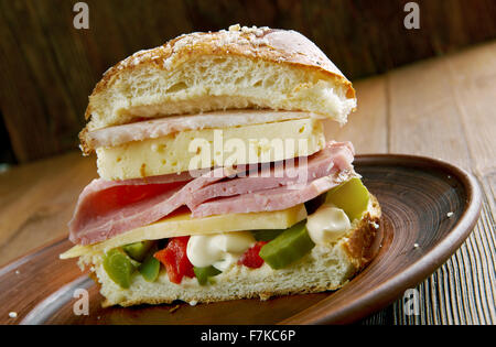 Muffuletta - Runde Art der sizilianischen Sesambrötchen und eine beliebte Sandwich, New Orleans, Louisiana Stockfoto