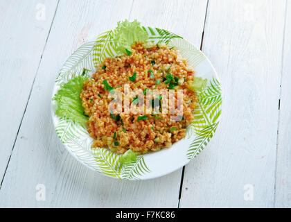 Kısır - traditionelle Beilage in der türkischen Küche. Hauptbestandteile sind fein Boden Bulgur, Petersilie und Tomatenmark. Stockfoto