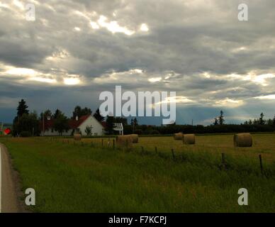 Eine Landkirche in der Nähe von Calgary, mit einem Gewitter im Hintergrund. Stockfoto