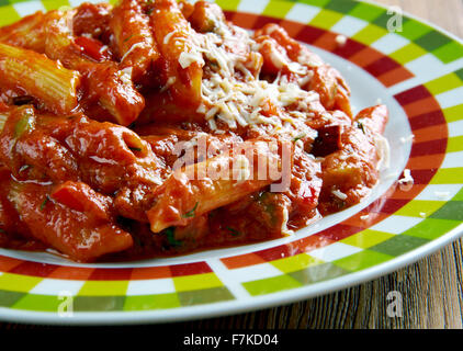 Penne Alla Wodka - American Pasta dish.made mit Wodka und Penne Teigwaren, oft mit Sahne, zerkleinerten Tomaten, Zwiebeln, Stockfoto