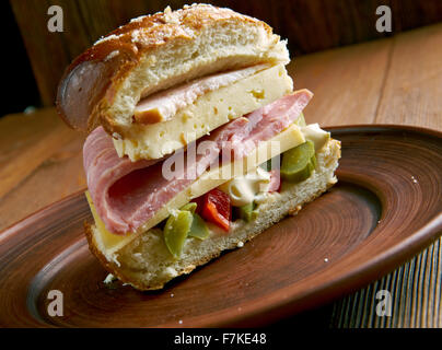 Muffuletta - Runde Art der sizilianischen Sesambrötchen und eine beliebte Sandwich, New Orleans, Louisiana Stockfoto