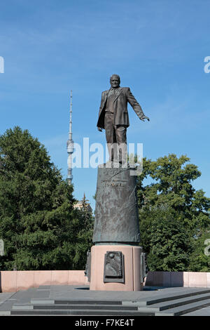 Die Statue von Sergej Koroljow (Chef-Designer von der sowjetischen Raumfahrt), mit dem Ostankino Fernsehturm hinter in Moskau, Russland Stockfoto