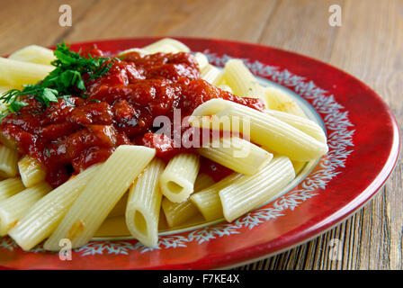 Penne-Nudeln mit Sauce Arrabiata.  pikanter Sauce für Teigwaren aus Knoblauch, Tomaten und roten Paprika in Olivenöl gekocht Stockfoto