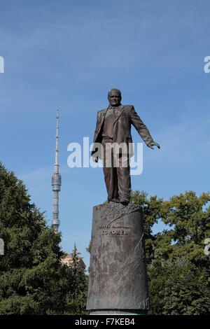 Die Statue von Sergej Koroljow (Chef-Designer von der sowjetischen Raumfahrt), mit dem Ostankino Fernsehturm hinter in Moskau, Russland Stockfoto