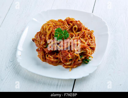 Naporitan - Japan Schale besteht aus Spaghetti, Tomaten Ketchup., grüne Paprika, Wurst, Speck und Tabasco-sauce Stockfoto