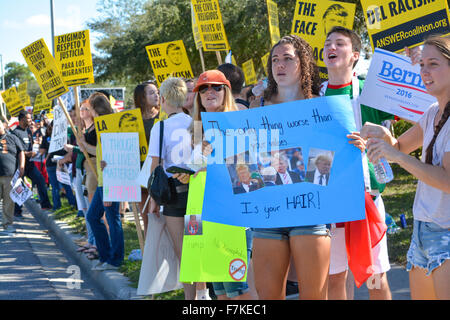 Demonstranten, die Zeichen halten, prangern Donald Trump bei einer politischen Kundgebung für Trump in Sarasota, FL, USA Stockfoto