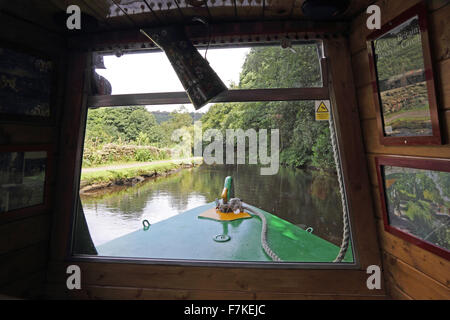 Blick entlang Rochdale Kanal von schmalen Boot am Hebden Bridge Stockfoto