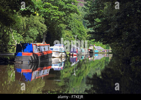 Schmale Boote vertäut am Rochdale Kanal, Hebden Bridge Stockfoto