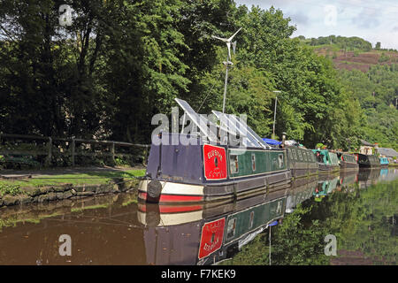 Schmale Boote vertäut am Rochdale Kanal, Hebden Bridge Stockfoto