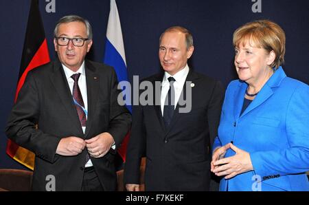 Der russische Präsident Vladimir Putin bei einem trilateralen Treffen mit Bundeskanzlerin Angela Merkel und EU-Präsident Jean-Claude Juncker am Rande der COP21, United Nations Climate Change Conference 30. November 2015 in Paris-Le Bourget, Frankreich. Stockfoto