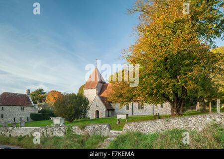 Herbstnachmittag bei All Saints Church in Westdean, East Sussex, England. South Downs National Park. Stockfoto