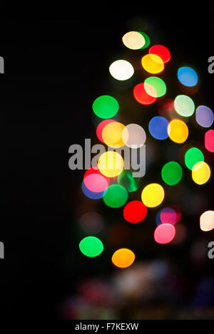 Bunter Hintergrund Weihnachtsbeleuchtung mit geschmückten Baum. Stockfoto