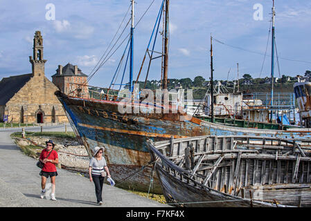 Touristen, die Wracks der alten hölzernen Trawler Angeln im Hafen von Camaret-Sur-Mer, Finistère, Bretagne, Frankreich Boote Stockfoto