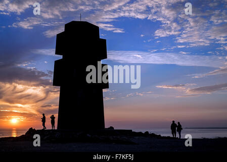 Touristen besuchen das Denkmal für die Bretonen des freien Frankreich / Kreuz des Pen Hir bei Sonnenuntergang, Pointe de Pen-Hir, Bretagne, Frankreich Stockfoto