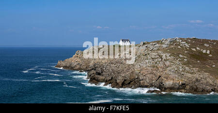 Miller-Leuchtturm / Phare du Millier an der Pointe du Millier, Beuzec-Cap-Sizun, Finistère, Bretagne, Frankreich Stockfoto