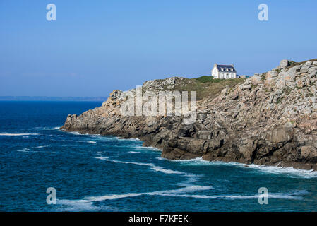 Miller-Leuchtturm / Phare du Millier an der Pointe du Millier, Beuzec-Cap-Sizun, Finistère, Bretagne, Frankreich Stockfoto