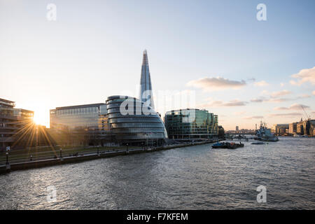 Blick auf den Shard & Rathaus von der Tower Bridge, London, England Stockfoto