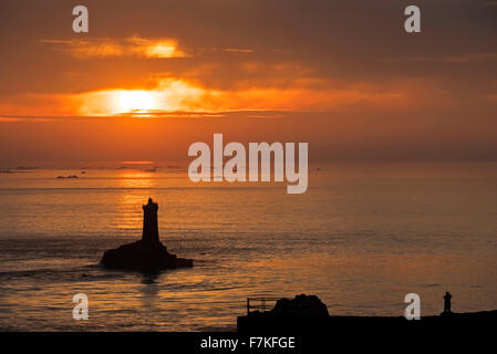 Leuchtturm La Vieille in der Meerenge Raz de Sein Silhouette gegen Sonnenuntergang an der Pointe du Raz, Plogoff, Finistère, Bretagne Stockfoto