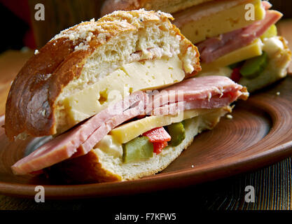 Muffuletta - Runde Art der sizilianischen Sesambrötchen und eine beliebte Sandwich, New Orleans, Louisiana Stockfoto