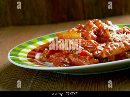 Penne Alla Wodka - American Pasta dish.made mit Wodka und Penne Teigwaren, oft mit Sahne, zerkleinerten Tomaten, Zwiebeln, Stockfoto