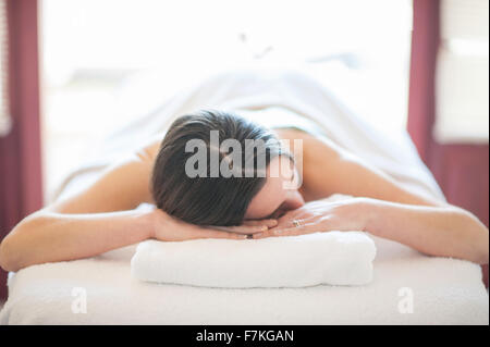 Eine Frau liegt auf einem Massagetisch in einem spa Stockfoto