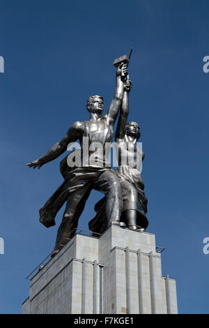 Die Arbeiter und Kolchos Frau Denkmal befindet sich etwas außerhalb WDNCh, Moskau, Russland. Stockfoto