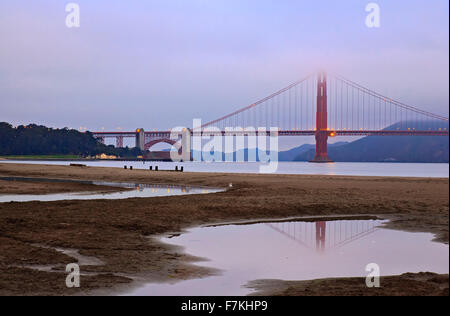 Golden Gate Bridge spiegelt sich im Teich (in Crissy Field) und Nebel, San Francisco, Kalifornien, USA Stockfoto