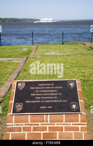 Gedenktafel für den 400. Jahrestag der ersten englischen Kolonie 1607 kamen in die neue Welt auf diese genaue Stelle am James River, Jamestown, Virginia, fotografiert auf den 400. Jahrestag. Stockfoto