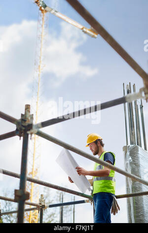 Ingenieur, die Überprüfung der Entwürfe auf Hochhaus Baustelle Stockfoto