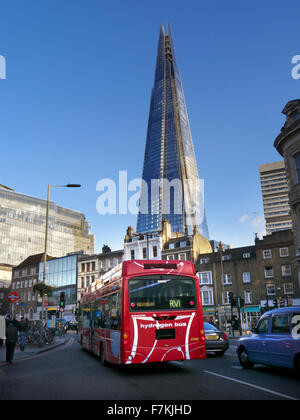 WASSERSTOFF-LONDON-BUS mit dem London Shard mit neuer sauberer Technologie Wasserstoff-angetriebener roter London-Bus im Vordergrund London UK Stockfoto