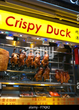 Fenster der knusprige Pekingente hängen Lufttrocknung im chinesischen Restaurant Gerrard Street Chinatown Soho West End London UK Stockfoto