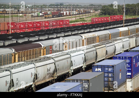 Erhöhten Blick auf Güterwagen bei Union Pacific ist Bailey-Gleise-Höfen, North Platte, Nebraska, der weltweit größten Klassifizierung Rangierbahnhof Stockfoto