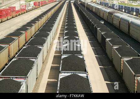 Erhöhten Blick auf Güterwagen mit Kohle bei Union Pacific ist Bailey-Gleise-Höfen, North Platte, Nebraska, der weltweit größten Klassifizierung Rangierbahnhof Stockfoto